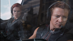 Hawkeye maneja Quinjet con Romanoff