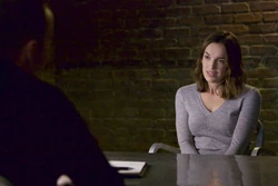  допрашивает Симмонс