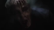 Malick grita mientras su cráneo es aplastado por Johnson.