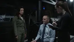  ремонтирует Колсона.