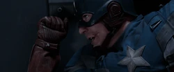 Rogers le ordena a Hill que comience la destrucción de los Helicarriers.