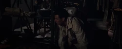 Grant observa a un Sacerdote Heka.