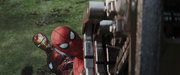到着してアイアンマンを救うスパイダーマン
