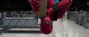 ドアを開けようとするスパイダーマン
