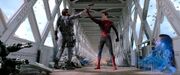 ミステリオの銃撃を阻止するスパイダーマン