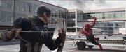 キャプテン・アメリカに敗れるスパイダーマン