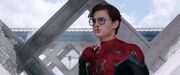 全戦闘ドローンを停止するように命じるスパイダーマン