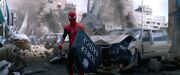 迫りくる攻撃に備えるスパイダーマン