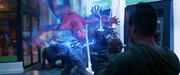 反重力ガンを撃たれるスパイダーマン