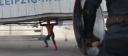 プラットフォームを支えるスパイダーマン