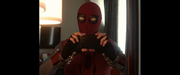 任務に行く準備をするスパイダーマン