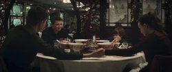 Clint Barton tenta di trascorrere delle tranquille vacanze natalizie in compagnia dei suoi famigliari, ma...
