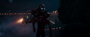 アイアンマンのおかげで一命を取り留めるスパイダーマン
