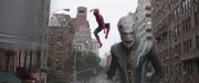 通りでエボニー・マウを追跡するスパイダーマン
