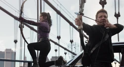Kate e Clint affrontano i pericolosi criminali.