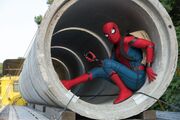 友達を救うために急いで戻るスパイダーマン