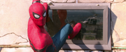 記念塔に入ろうとするスパイダーマン