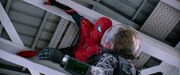 空中でミステリオを捕らえるスパイダーマン