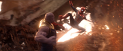 サノスに何度も攻撃するスパイダーマン