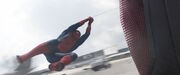 何とかジャイアントマンを倒すスパイダーマン