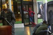 強盗の企てを中断するスパイダーマン