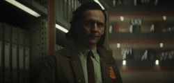 Loki accetta di aiutare l'agente Mobius e Cacciatrice B-15 a catturare la Variante ribelle.