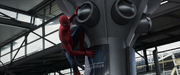 ファルコンをウェブで拘束するスパイダーマン