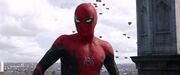 複数のドローンに囲まれるスパイダーマン
