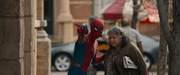 老婦人に道を教えるスパイダーマン