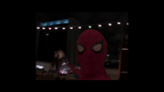 ファンたちと楽しむスパイダーマン