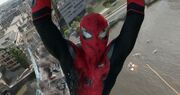 戦闘ドローンにしがみつくスパイダーマン