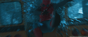 スクールバスに衝突するスパイダーマン