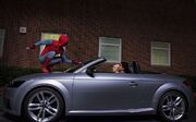 トンプソンの車を盗むスパイダーマン