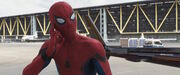 次に何をすべきか尋ねるスパイダーマン