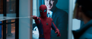 強盗達と戦うスパイダーマン