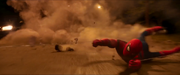 街中を引きずり回されるスパイダーマン