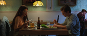 メイ叔母さんと外食するパーカー
