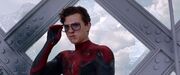 ミステリオの死が本当か確認するスパイダーマン