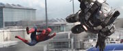 ウォーマシンの助力で上昇するスパイダーマン