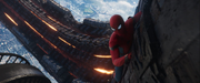 Qシップの側面をよじ登るスパイダーマン