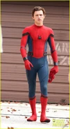 Tom-holland-looks-buff-while-filming-spider-man-in-nyc-08.jpg (183 KB)