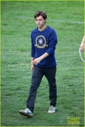 Tom-holland-wears-school-sweatshirt-on-spider-man-homecoming-set-16.jpg (239 KB)