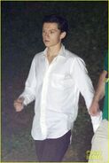 Tom-holland-wraps-spider-man-scenes-after-night-shoot-03