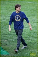 Tom-holland-wears-school-sweatshirt-on-spider-man-homecoming-set-18.jpg (242 KB)