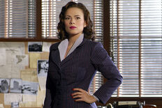Peggy Carter juste en photo - funérailles (Hayley Atwell)