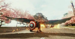 Captain America esquive les attaques de Hulk rouge