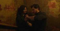 Sersi donne un cadeau à 