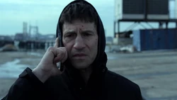 Castle écoute les ordres qu'il doit suivre