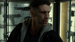 Castle découvre l'arsenal de Ray Schoonover