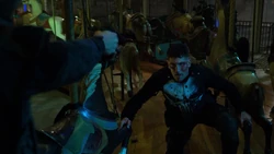 Le Punisher se fait tirer dessus à plusieurs reprises par Billy Russo